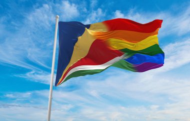 Seyşeller bayrağının ulusal bayrağı bulutlu gökyüzünde rüzgarda dalgalanıyor. Özgürlük ve aşk kavramı. Gurur ayı. Eylemcilik, toplum ve özgürlük kavramı. Uzayı kopyala 3d illüstrasyon