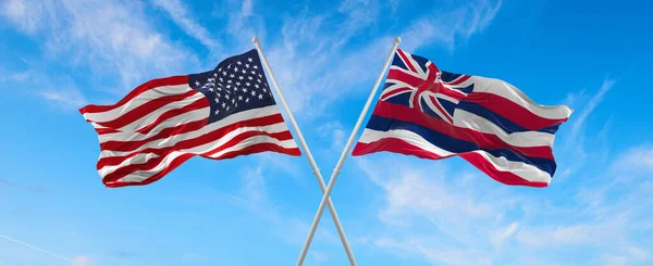 Два Флага Сша Штата Гавайи Машущих Ветром Флагштоках Против Неба — стоковое фото