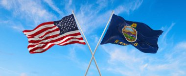 ABD 'nin ve Kansas' ın iki bayrağı güneşli bir günde gökyüzünde bayrak direkleri sallıyor. 3d illüstrasyon