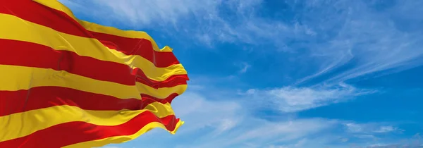 Flaga Katalonii Hiszpania Zachmurzonym Tle Nieba Zachodzie Słońca Widok Panoramiczny — Zdjęcie stockowe