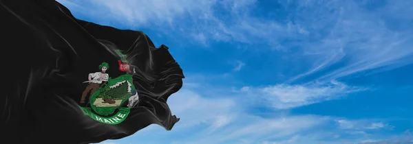 メイン州のアフリカ系アメリカ人の旗 日没の曇り空の背景でのアメリカの縛られない状態 パノラマビュー 広いバナーのためのコピースペース — ストック写真