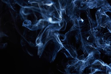 Siyah arkaplanda mavi duman ve soyut hareket dalgası girdabı. Bir tutam duman. Sigara dumanı dalgaları ve bulut dokusu