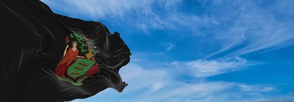 ニュージャージー州のアフリカ系アメリカ人の旗 日没の曇り空の背景でのアメリカの縛られない状態 パノラマビュー 広いバナーのためのコピースペース — ストック写真