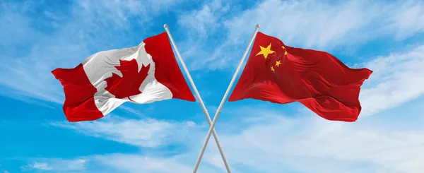 Doorkruiste Nationale Vlaggen Van Canada Chinese Vlag Wapperend Wind Bij — Stockfoto