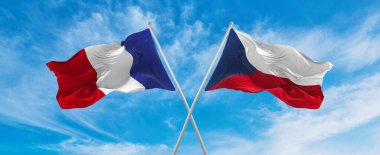 Fransa ve Çek Cumhuriyeti bayrağını rüzgarda dalgalanan bulutlu gökyüzünde aştı. İlişkiyi, diyaloğu, iki ülke arasında seyahat etmeyi sembolize ediyor. Boşluğu kopyala
