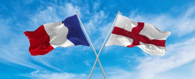 Fransa ve İngiltere 'nin ulusal bayraklarını aştı bulutlu gökyüzünde rüzgarda dalgalanan bayrak. İlişkiyi, diyaloğu, iki ülke arasında seyahat etmeyi sembolize ediyor. Boşluğu kopyala