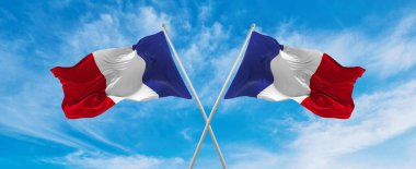 Fransa 'nın iki çapraz bayrağı bulutlu gökyüzünde rüzgarda sallanıyor. İlişkiyi, diyaloğu, iki ülke arasında seyahat etmeyi sembolize ediyor. Uzayı kopyala 3d illüstrasyon