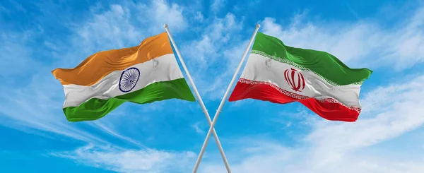 Překročil Národní Vlajky Indie Íránu Vlající Větru Zamračené Obloze Symbolizující — Stock fotografie