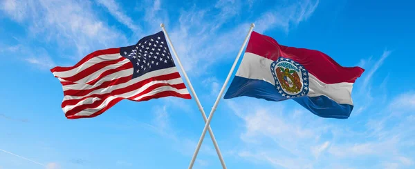 Два Флага Сша Штата Миссури Машущих Ветру Флагштоках Против Неба — стоковое фото