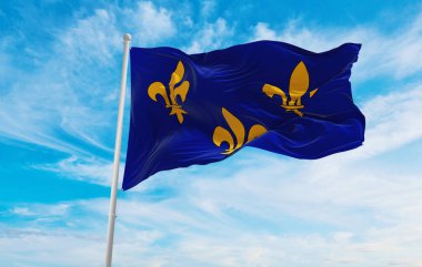 Fransa bayrağı, bulutlu arka planda gün batımında, panoramik manzara. Fransız seyahati ve vatanseverlik kavramı. Geniş afiş afiş için boşluk kopyala