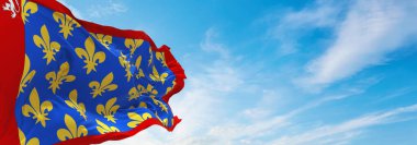 Günbatımında bulutlu arka planda Fransa Sarthe Departmanı bayrağı, panoramik manzara. Fransız seyahati ve vatanseverlik kavramı. Geniş afiş afiş için boşluk kopyala