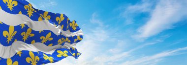 Seine et Marne 'ın bayrağı, Fransa' nın bulutlu gökyüzü arka planında, günbatımında, panoramik manzara. Fransız seyahati ve vatanseverlik kavramı. Geniş afiş afiş için boşluk kopyala