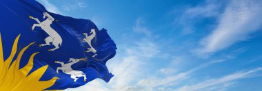 Güneş batarken bulutlu arka planda Merionethshire bayrağı, panoramik manzara. Büyük Britanya Birleşik Krallığı, İngiltere. Geniş afiş afiş için boşluk kopyala. 3d illüstrasyon