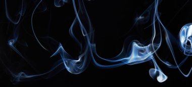 Siyah arkaplanda mavi duman ve soyut hareket dalgası girdabı. Bir tutam duman. Sigara dumanı dalgaları ve bulut dokusu