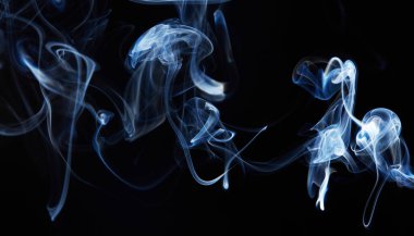 Siyah arkaplanda mavi duman ve soyut hareket dalgası girdabı. Bir tutam duman. Sigara dumanı dalgaları ve bulut dokusu