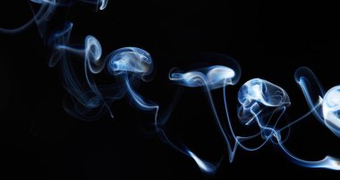 Siyah arkaplanda mavi duman ve soyut hareket dalgası girdabı. Bir tutam duman. Sigara dumanı dalgaları ve bulut dokusu