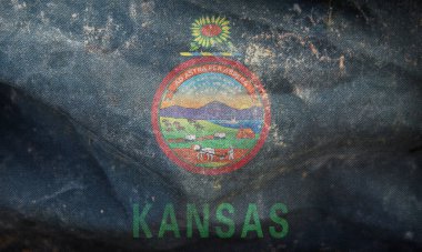 Kansas eyaletinin Afrikalı Amerikalılarının retro bayrağının üst görüntüsü. Bağlanmamış Amerikan devletleri ve grunge desenli. ABD Haziran Özgürlük Günü 'nde. Bayrak direği yok. Uçak tasarımı, tasarım. Bayrak arkaplanı