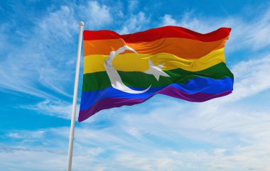 Eşcinsel Gururu bayrağı, bulutlu gökyüzünde rüzgarda dalgalanan Türkiye. Özgürlük ve aşk kavramı. Gurur ayı. Eylemcilik, toplum ve özgürlük kavramı. Uzayı kopyala 3d illüstrasyon