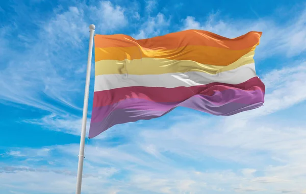 Небінарний Лесбійський Прапор Гордості Махає Вітрі Хмарному Небі Концепція Свободи — стокове фото