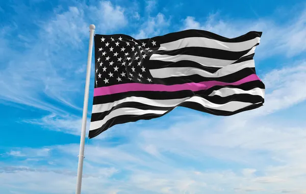 Tenká Růžová Čára Usa Vlajka Vlnící Oblačném Pozadí Oblohy Při — Stock fotografie