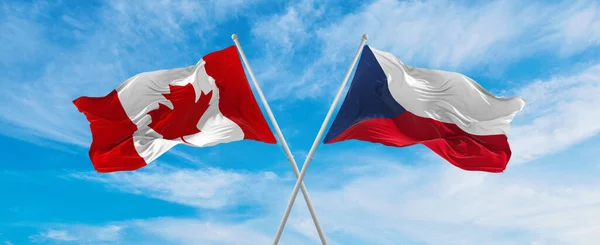 カナダとチェコの国旗が交差し 曇り空で風になびいていました 両国間の旅行を象徴する スペースのコピー — ストック写真