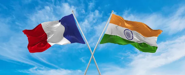 Překročil Národní Vlajky Francie Indie Vlaje Větru Zatažené Obloze Symbolizující — Stock fotografie