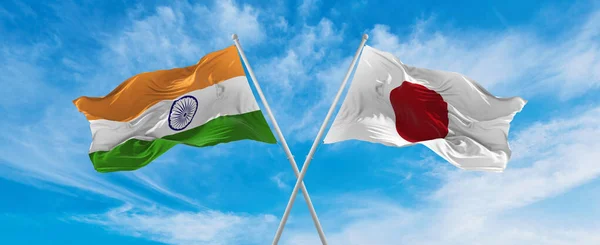 Překročil Národní Vlajky Indie Japonska Vlajka Vlnící Větru Zamračené Obloze — Stock fotografie