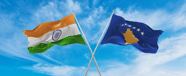 Přeplouvaly Národní Vlajky Indie Kosova Vlající Větru Zamračené Obloze Symbolizující — Stock fotografie