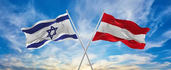 Israelin Itävallan Kansalliset Liput Peittyivät Tuuleen Pilvisellä Taivaalla Symboloi Suhdetta — kuvapankkivalokuva