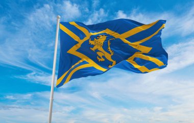 Doğu Lothian bayrağı bulutlu arka planda gün batımında, panoramik manzara. Büyük Britanya Birleşik Krallığı, İngiltere. Geniş afiş afiş için boşluk kopyala. 3d illüstrasyon