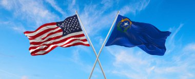 ABD ve Nevada 'nın iki bayrağı güneşli bir günde gökyüzüne doğru bayrak direkleri sallıyor. 3d illüstrasyon