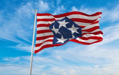 Pentagon bayrağı bulutlu arka planda gün batımında, panoramik manzara. Geniş afiş afiş için boşluk kopyala