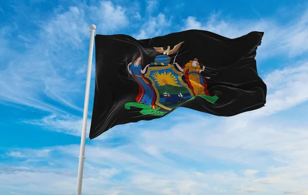 美国纽约州的非裔美国人的国旗 日落时天空乌云密布 全景尽收眼底 — 图库照片