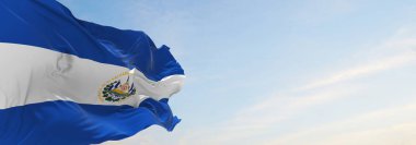 El Salvador 'un resmi bayrağı bulutlu arka planda, günbatımında, panoramik manzaralı. Vatansever ve seyahat kavramı. Geniş afiş afiş için boşluk kopyala. 3d illüstrasyon