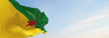 Fransız Guyanasının resmi bayrağı bulutlu arka planda gün batımında, panoramik manzara. Vatansever ve seyahat kavramı. Geniş afiş afiş için boşluk kopyala. 3d illüstrasyon