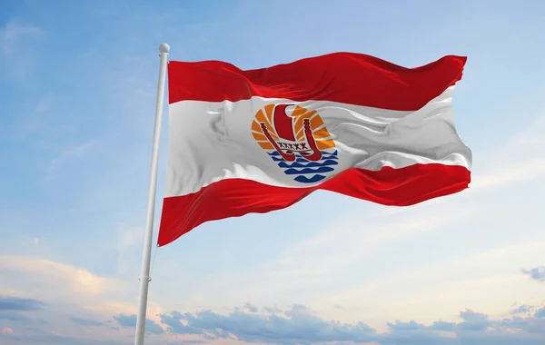 Oficjalna Flaga Polinezji Francuskiej Zachmurzonym Tle Nieba Zachodzie Słońca Widok — Zdjęcie stockowe