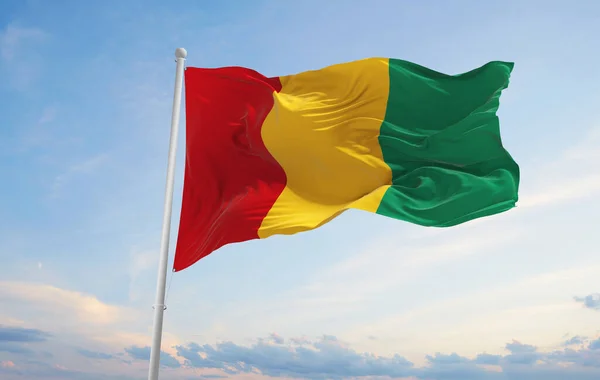 Επίσημη Σημαία Της Γουινέας Στο Θολό Φόντο Του Ουρανού Στο — Φωτογραφία Αρχείου
