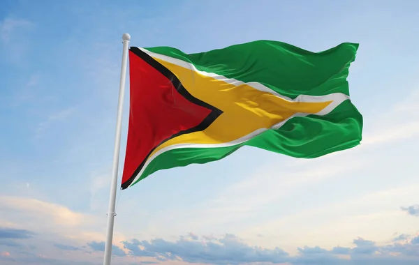 Officiële Vlag Van Guyana Bij Bewolkte Hemel Achtergrond Zonsondergang Panoramisch — Stockfoto