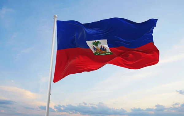 Oficiální Vlajka Haiti Oblačném Pozadí Oblohy Při Západu Slunce Panoramatický — Stock fotografie