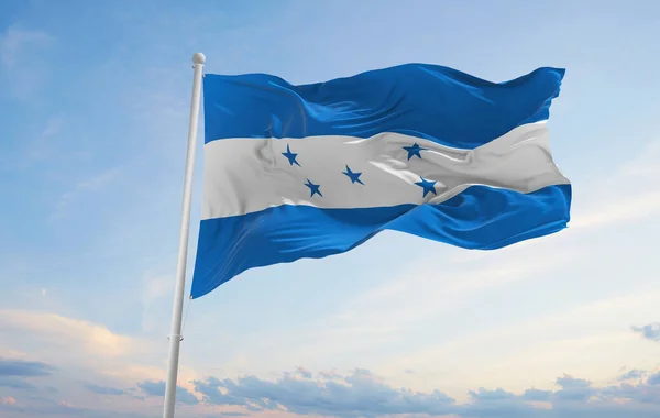 Oficjalna Flaga Hondurasu Zachmurzonym Tle Nieba Zachodzie Słońca Widok Panoramiczny — Zdjęcie stockowe