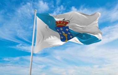 Galiçya bayrağı, İspanya günbatımında bulutlu arka planda, panoramik manzara. İspanyol seyahati ve vatanseverlik kavramı. Geniş afiş afiş için boşluk kopyala