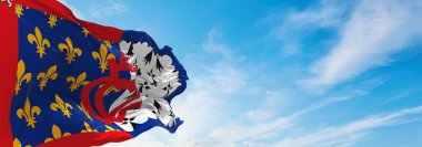 Pays de la Loire bayrağı, Fransa günbatımında bulutlu arka planda, panoramik manzara. Fransız seyahati ve vatanseverlik kavramı. Geniş afiş afiş için boşluk kopyala