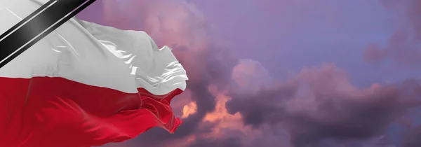 Státní Polská Vlajka Smuteční Stuhou Památku Obětí Války Teroristického Útoku — Stock fotografie