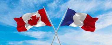 Kanada ve Fransa 'nın ulusal bayraklarını aştı bulutlu gökyüzünde rüzgarda dalgalanan bayrak. İlişkiyi, diyaloğu, iki ülke arasında seyahat etmeyi sembolize ediyor. Boşluğu kopyala