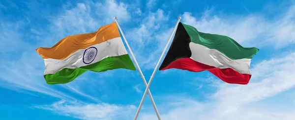 India Kuvait Nemzeti Zászlóit Keresztezték Felhős Égbolton Lobogtak Szélben Szimbolizálja — Stock Fotó