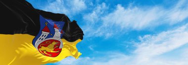 Gün batımında bulutlu gökyüzü arka planında, panoramik manzaralı Goettingen bayrağı. Almanya Federal Cumhuriyeti. Geniş afiş afiş için boşluk kopyala