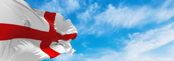하늘을 배경으로 프라이부르크 브리즈 가우의 파노라마처럼 보인다 공화국 깃발을 — 스톡 사진