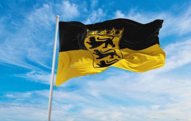 Baden-Wurttemberg eyaletinin retro bayrağının üst görüntüsü, grunge dokusuna sahip daha düşük kollar. Almanya Federal Cumhuriyeti. Bayrak direği yok. Uçak tasarımı, düzen, bayrak arkaplanı