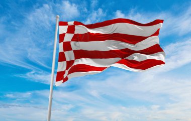 Bremen bayrağı bulutlu arka planda, günbatımında, panoramik manzara. Almanya Federal Cumhuriyeti. Geniş afiş afiş için boşluk kopyala. 3d illüstrasyon