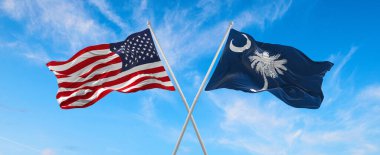 ABD ve Güney Carolina 'nın iki bayrağı güneşli bir günde gökyüzünde bayrak direkleri sallıyor. 3d illüstrasyon